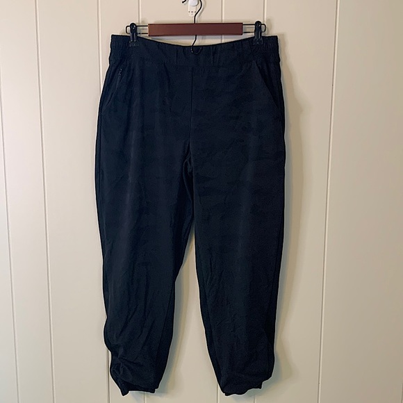 Athleta Black Camo Lined Brooklyn Jogger Commute Travel Pant #985549 Size 12 - Picture 2 of 10